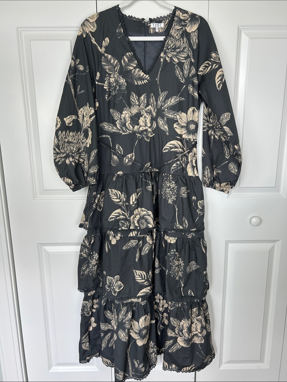 TCEC Gray Floral Tiered Maxi Dress with Cream Blooms and Lace Trim Size Large